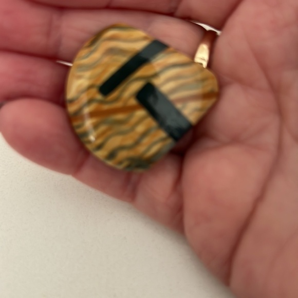 80s Artisan Round/ triangular wood Clip Earrings - Green, yellow, and grey - Picture 6 of 8